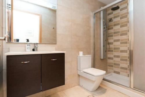 y baño con aseo, ducha y lavamanos. en Modern 2 Bed Apartment in Historic Centre en Mutxamel