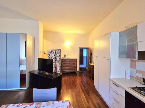 een kamer met een keuken en een woonkamer bij Six hills house in Montevarchi