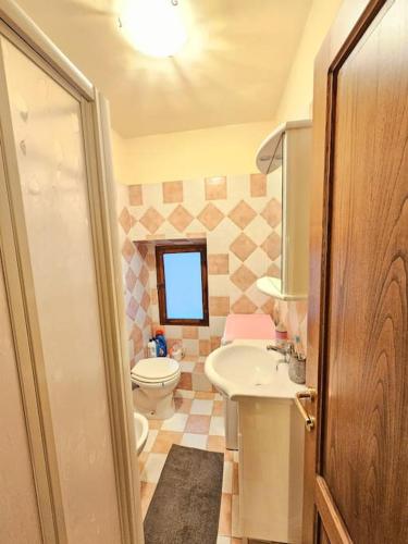 łazienka z toaletą i umywalką w obiekcie Six hills house w mieście Montevarchi