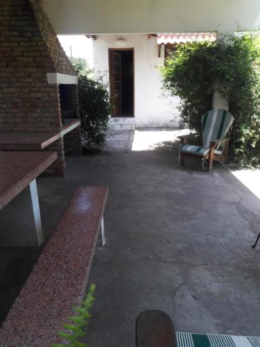 eine Terrasse mit 2 Stühlen und ein Gebäude in der Unterkunft Chalet La Floresta in La Floresta