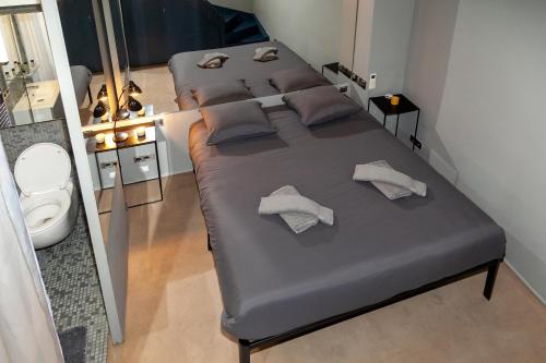 - un groupe de 4 lits dans une chambre dans l'établissement Loft atypique avec terrasse, calme et cosy, à Paris