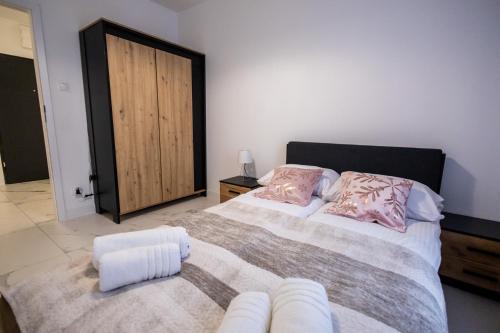 1 dormitorio con 1 cama grande y puerta de madera en Targowa 41, en Toruń