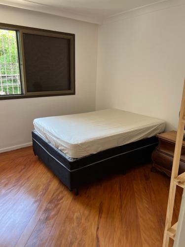 - une chambre avec un lit dans une pièce dotée d'une fenêtre dans l'établissement Twin144, à São Paulo
