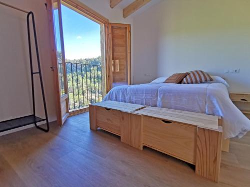 ein Schlafzimmer mit einem Bett und einem großen Fenster in der Unterkunft Cara Norte , Casa Rural-Castillo de Villamalefa 