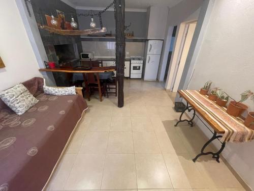 uma sala de estar com um sofá e uma mesa em Dpto en San Lorenzo em Villa Cura Brochero