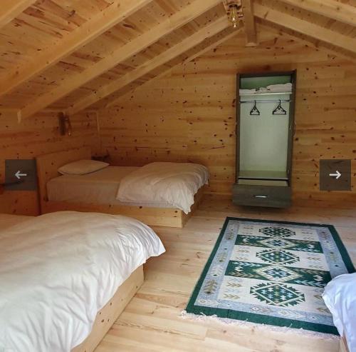 Zimmer mit 2 Betten in einem Blockhaus in der Unterkunft hostel viking in Rize
