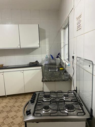 uma cozinha com uma placa de fogão em Casa Ceci SUÍTES/QUARTOS em São Paulo