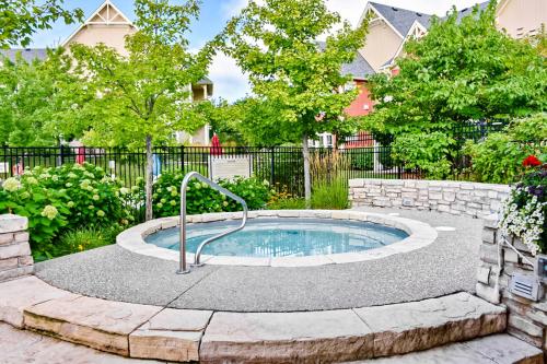 - une petite piscine dans une cour avec une clôture dans l'établissement Rivergrass, à Blue Mountains