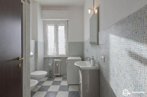 uma casa de banho com um lavatório, um WC e um espelho. em Stay House MXP Airport em Gallarate