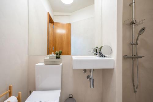 Koupelna v ubytování Sublime Downtown Retreat by ELSA, 180m2