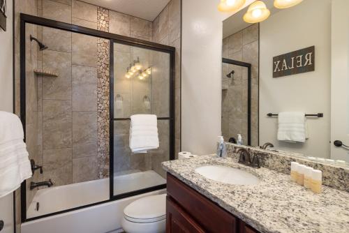 een badkamer met een toilet, een wastafel en een douche bij Unique Downtown Rental - La Dolce Vita Villas #5 in Moab