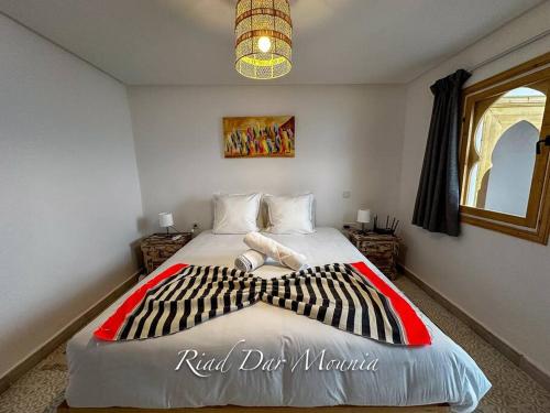 a large bed in a bedroom with at Riad Chic en Médina, Spa & Charme Marocain in Marrakesh