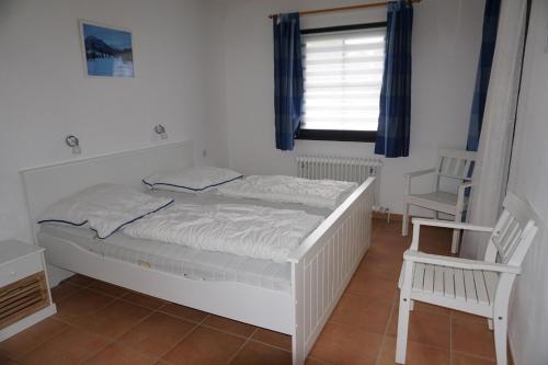 Ένα ή περισσότερα κρεβάτια σε δωμάτιο στο Lechbruck am See Feriendorf Hochbergle Haus 26