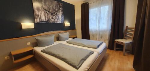 1 dormitorio con 1 cama grande y 1 silla en Lechbruck am See Feriendorf Hochbergle Haus 131, en Lechbruck