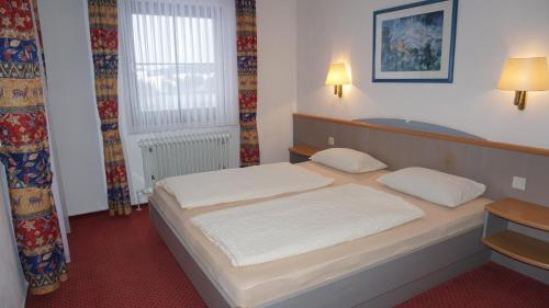 une chambre d'hôtel avec un lit et une fenêtre dans l'établissement Lechbruck am See Feriendorf Hochbergle Haus 140, à Lechbruck am See