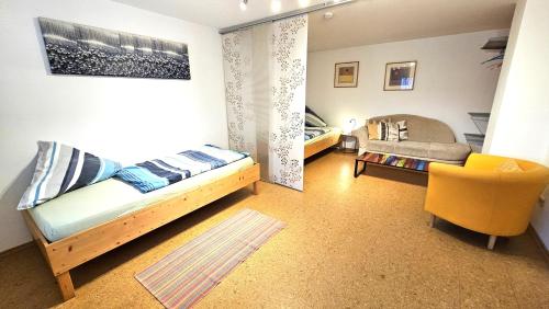 Un dormitorio con 2 camas y una silla. en Bei München Ferienwohnung in Grafrath "zur Amper", en Grafrath