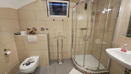 Ένα μπάνιο στο Bei München Ferienwohnung in Grafrath "zur Amper"