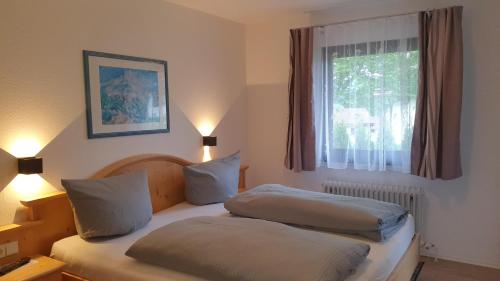 - une chambre avec 2 lits et une fenêtre dans l'établissement Lechbruck am See Feriendorf Hochbergle Haus 60, à Lechbruck am See