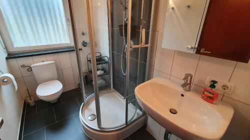 Koupelna v ubytování Lechbruck am See Zentral nahe Bootshafen Apartment Wellmann