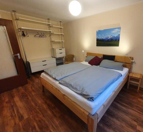 Postel nebo postele na pokoji v ubytování Lechbruck am See Zentral nahe Bootshafen Apartment Wellmann