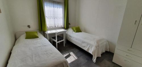 Un pat sau paturi într-o cameră la Lechbruck am See Feriendorf Hochbergle Haus 116
