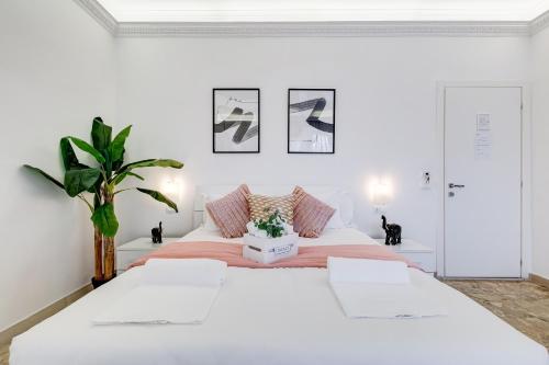 ローマにあるDIDAVI' Guest Houseの白いベッドルーム(大型ベッド1台、植物付)