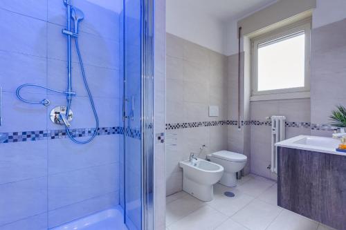 a bathroom with a shower and a toilet and a sink at DIDAVI' Guest House in Rome