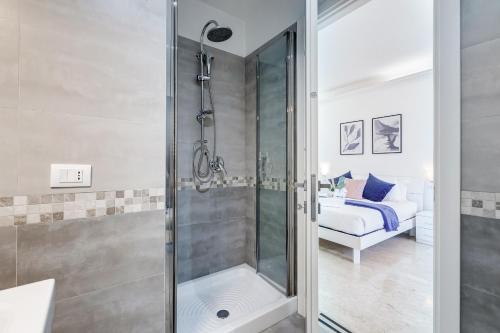 a shower with a glass door in a bathroom at DIDAVI' Guest House in Rome