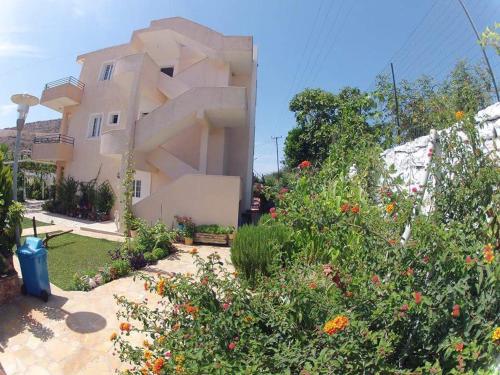 a house with a garden in front of it at Guesthouse Villa Joanna&Mattheo in Sarandë