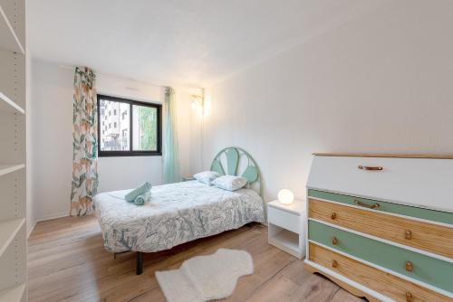 - une petite chambre avec un lit et une commode dans l'établissement T2 dans résidence, Terrasse privée et Parking, à Toulouse