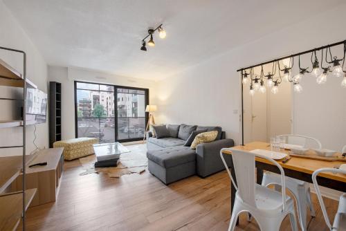 un salon avec un canapé et une table dans l'établissement T2 dans résidence, Terrasse privée et Parking, à Toulouse