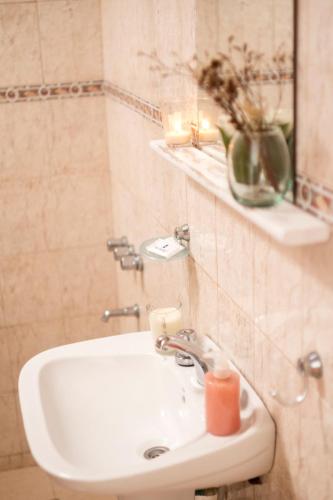 a bathroom with a sink and a mirror at La casita uno y dos in Colón