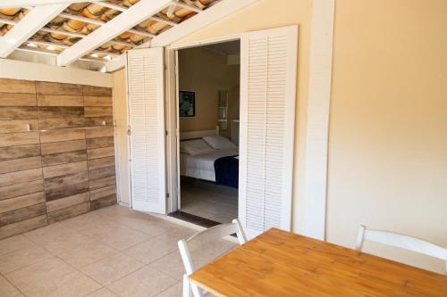 Una cama o camas en una habitación de Arco Iris Chalés I