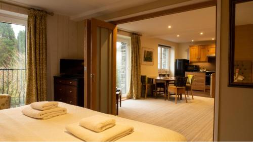 um quarto com uma cama com toalhas em Yewfield Self Catering Apartments em Hawkshead