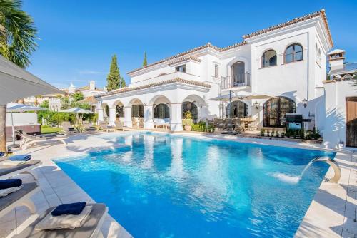 Superb Villa Near Golf Course With Heated Pool & Jacuzzi
