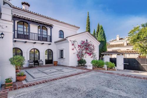 Superb Villa Near Golf Course With Heated Pool & Jacuzzi