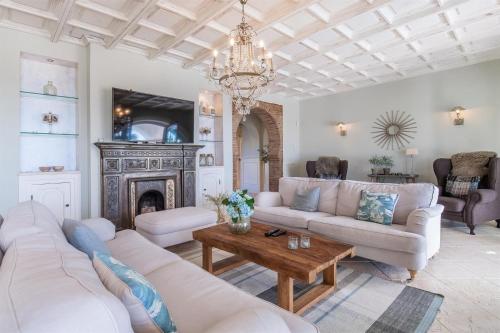 Superb Villa Near Golf Course With Heated Pool & Jacuzzi