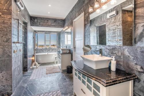 Superb Villa Near Golf Course With Heated Pool & Jacuzzi