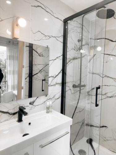 une salle de bain avec douche et lavabo dans l'établissement Suite familiale à Paris, à Ivry-sur-Seine