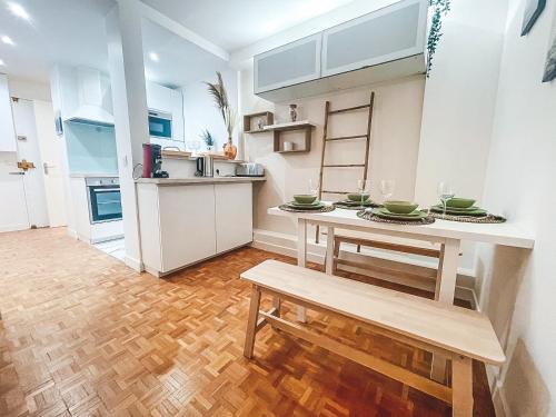 - une cuisine avec une table et un banc dans une pièce dans l'établissement Suite familiale à Paris, à Ivry-sur-Seine