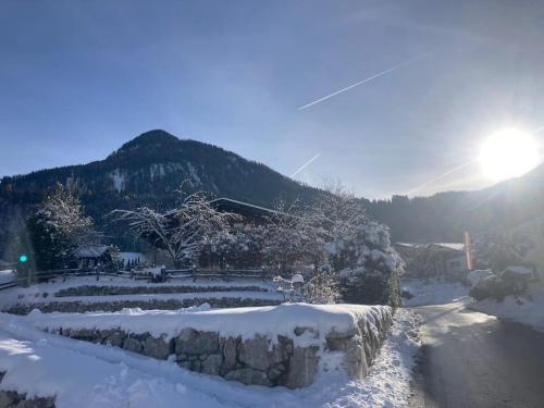 a snow covered mountain with the sun in the background at Große schöne Mansardenwohnung mit 2 Balkonen in Lofer