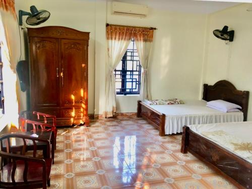 a bedroom with two beds and a window in it at HaiAu Hotel in Quất Lâm