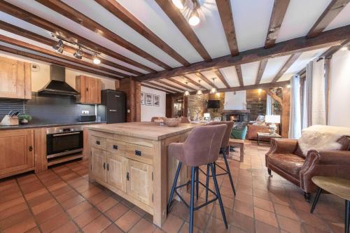 - une cuisine avec une grande île dans une chambre dans l'établissement Chalet Figue, à Morzine