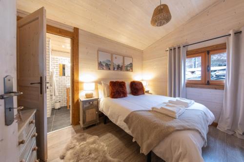 une chambre avec un lit avec des serviettes dessus dans l'établissement Chalet Figue, à Morzine