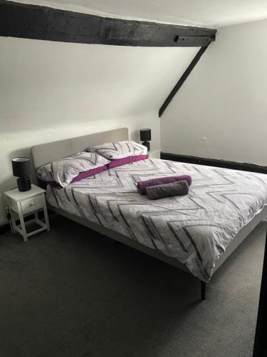 - une chambre avec un lit et 2 oreillers dans l'établissement The White Hart Inn, à Twickenham