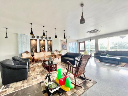 uma sala de estar com sofás e cadeiras em Hotel V-i sea view, puri private-beach-gym-spa fully-airconditioned-hotel lift-and-parking-facilities breakfast-included em Puri