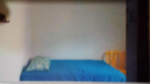 1 dormitorio con 1 cama con manta azul en CASAMARAZUL Beach house en Santa Marta