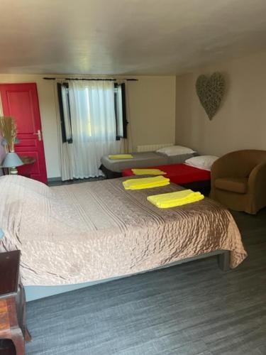 une chambre avec un lit avec des oreillers jaunes dessus dans l'établissement EI Le domaine du Bouygues, à Salvagnac-Cajarc