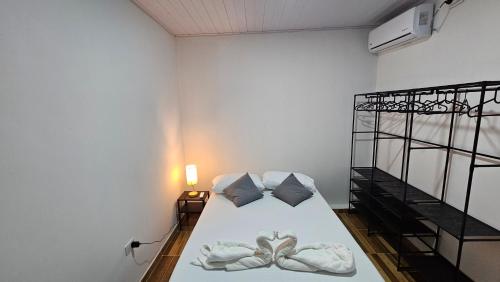 Postel nebo postele na pokoji v ubytování Amazon Minimalist