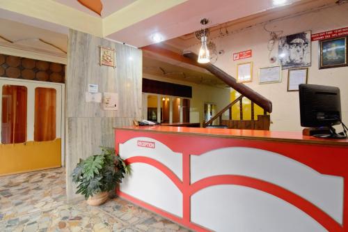 a lobby of a fast food restaurant with a counter at OYO Hotel Sunbeam in Shamshi